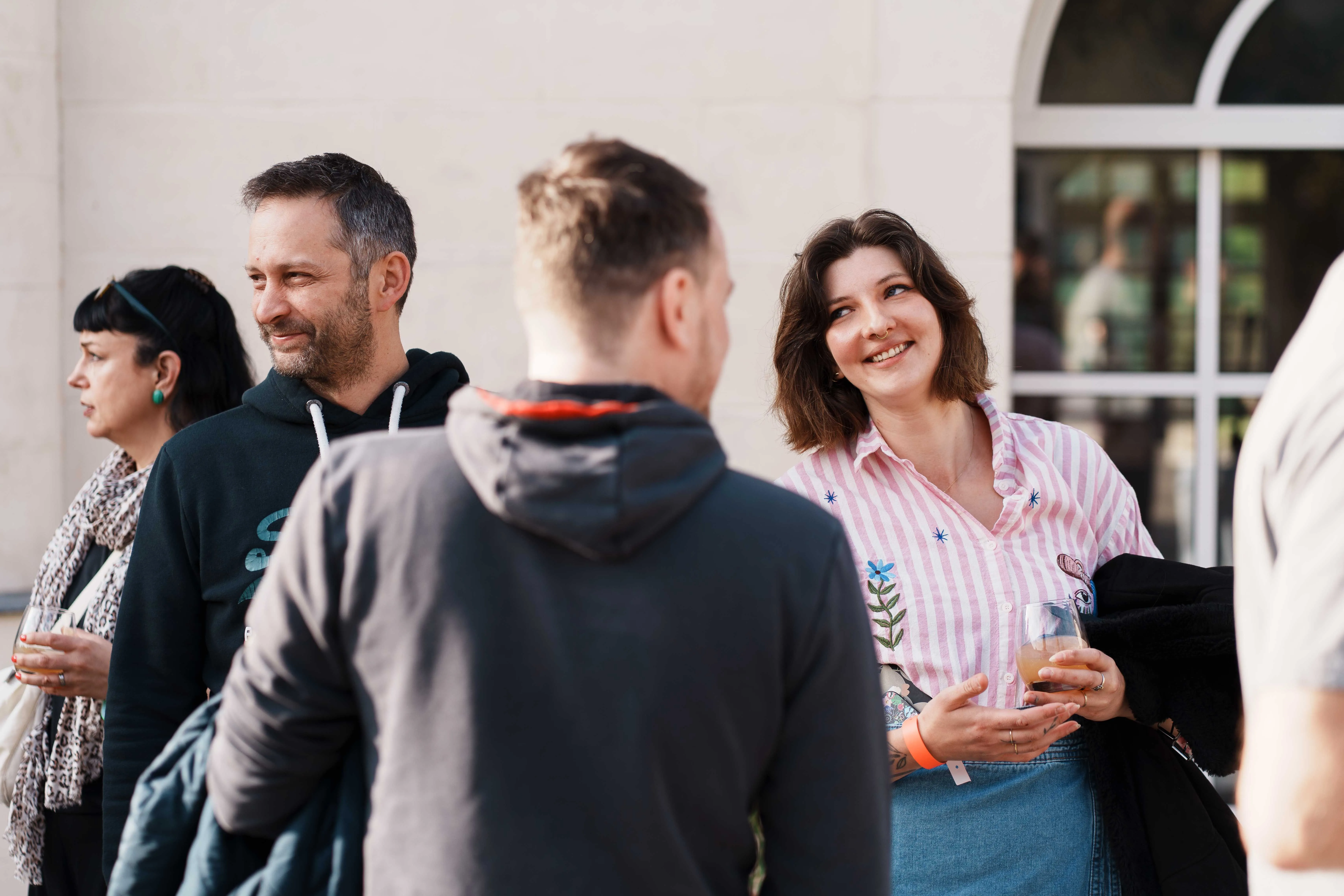 Femme en télétravail depuis chez elle, souriante devant son ordinateur