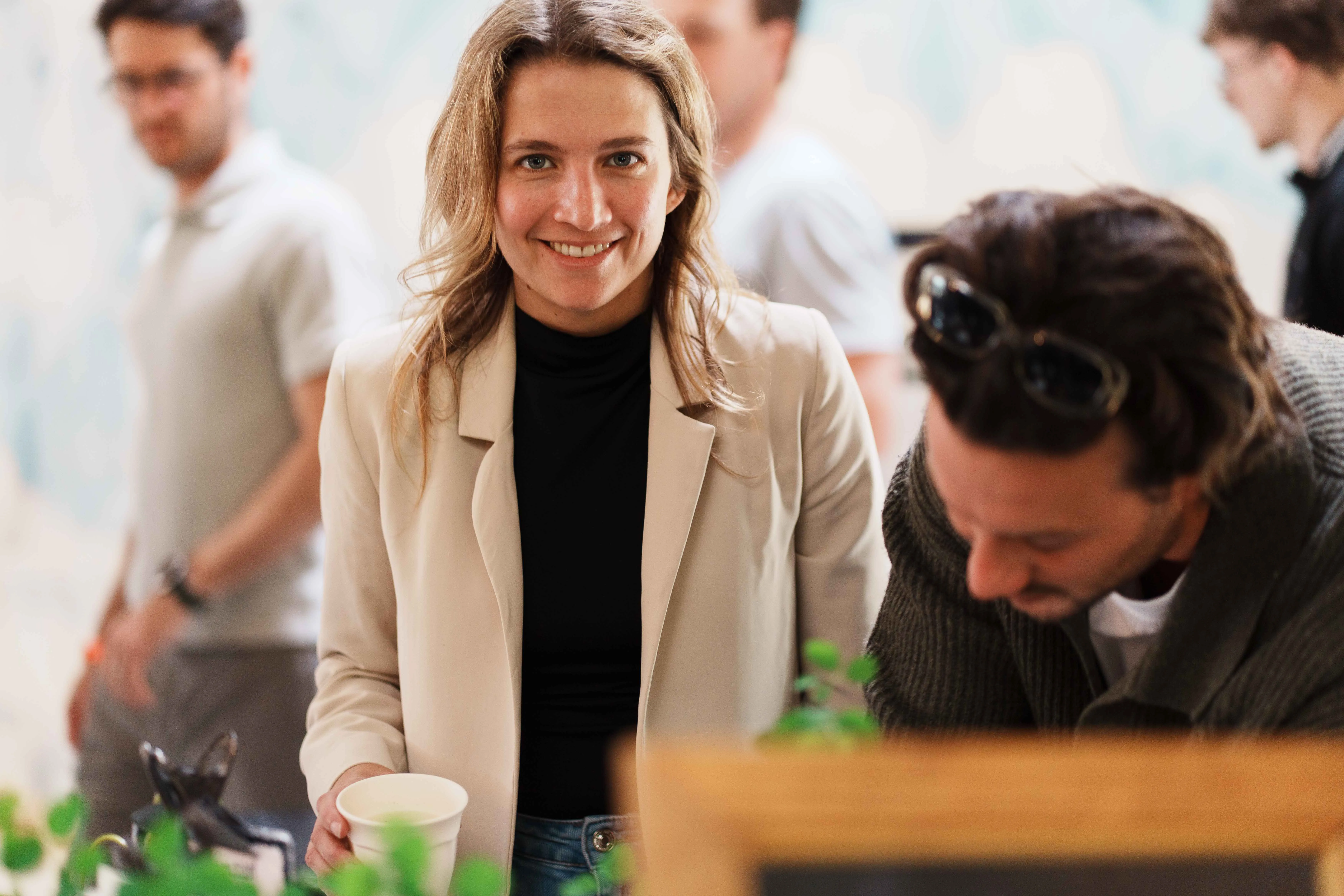 Groupe de collègues en train de marcher et rire après une activité sportive