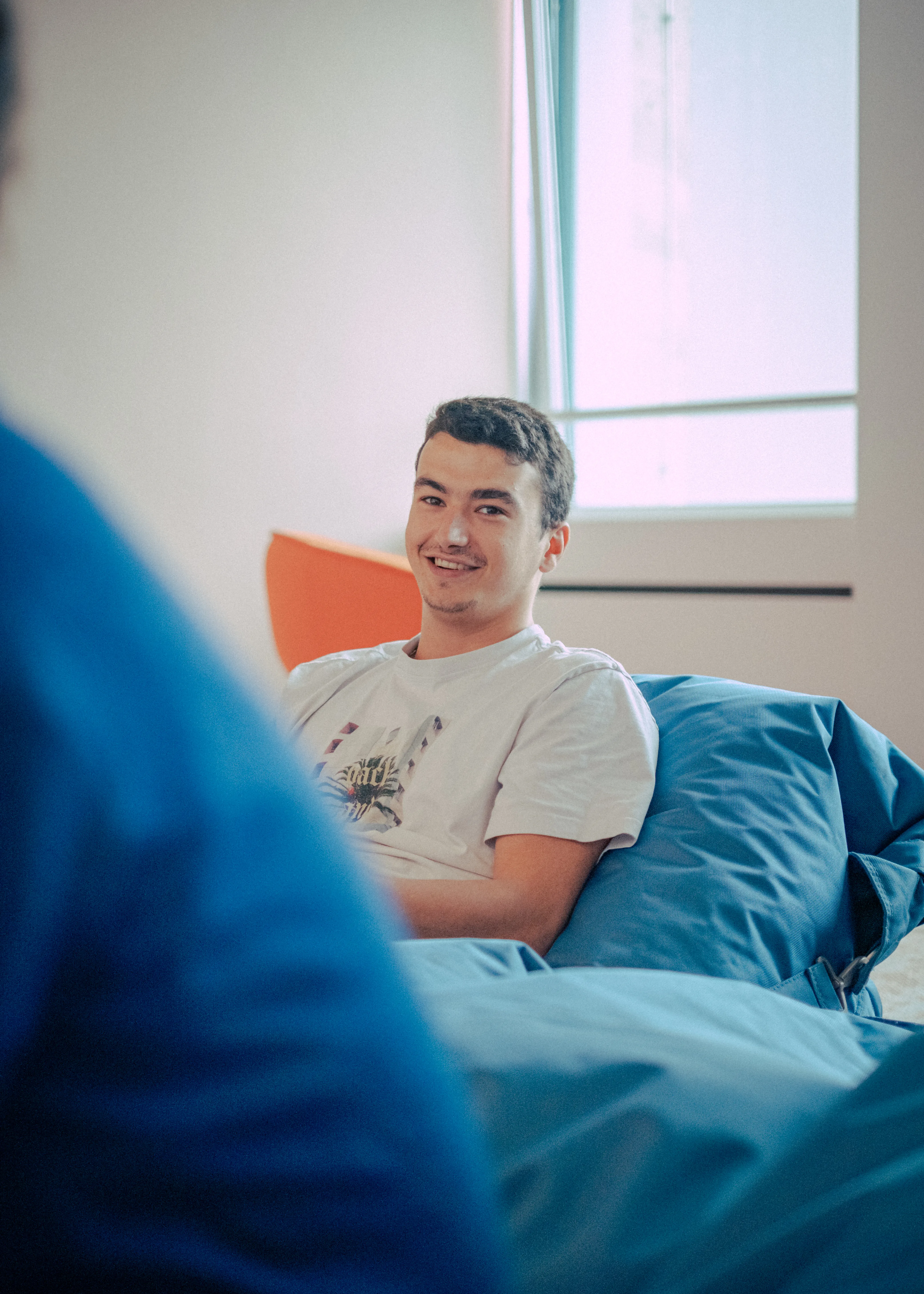 Collègue Monizze à vélo avec un casque, souriant devant le bureau