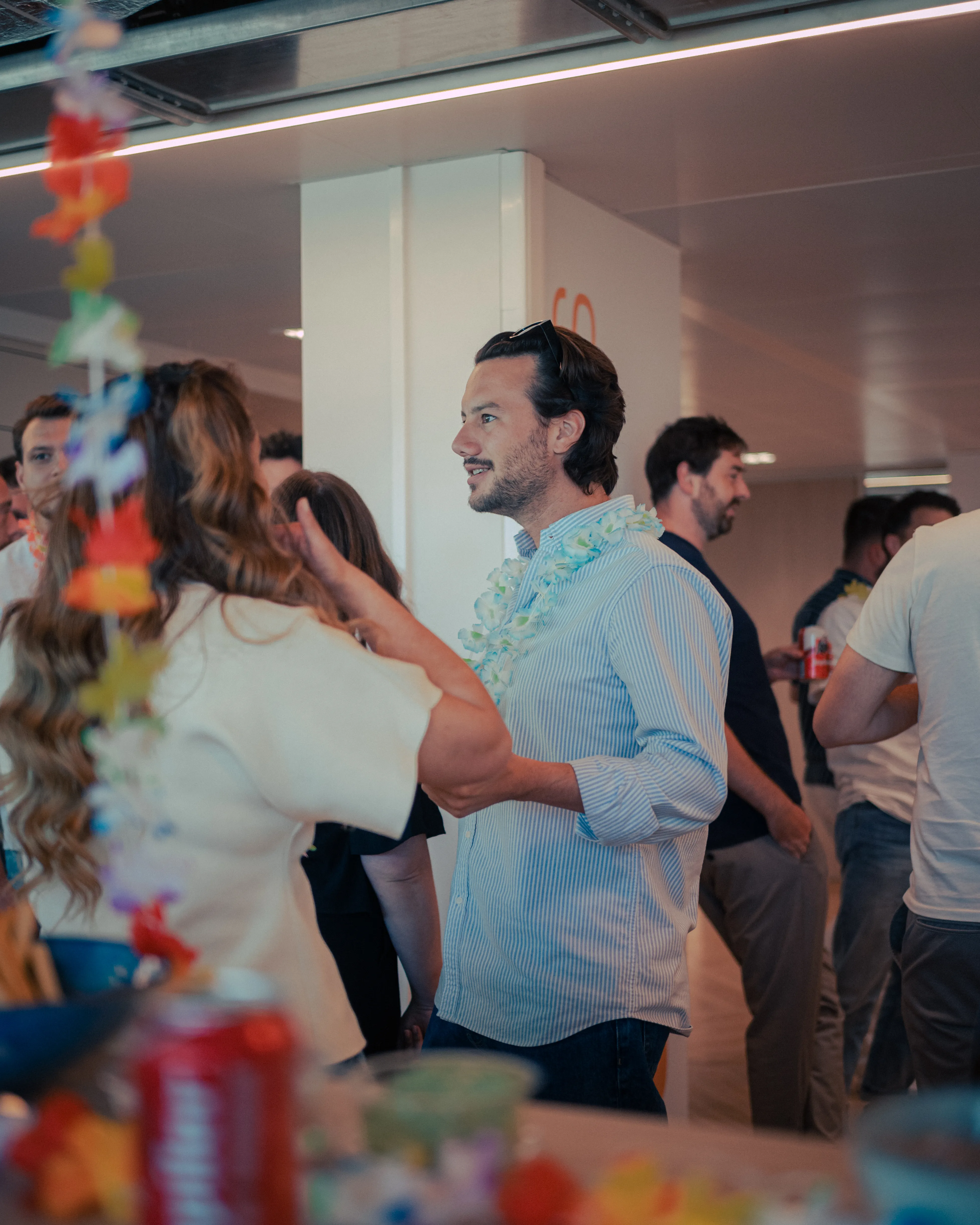 Trois collègues en réseau, riant ensemble lors d'une conférence