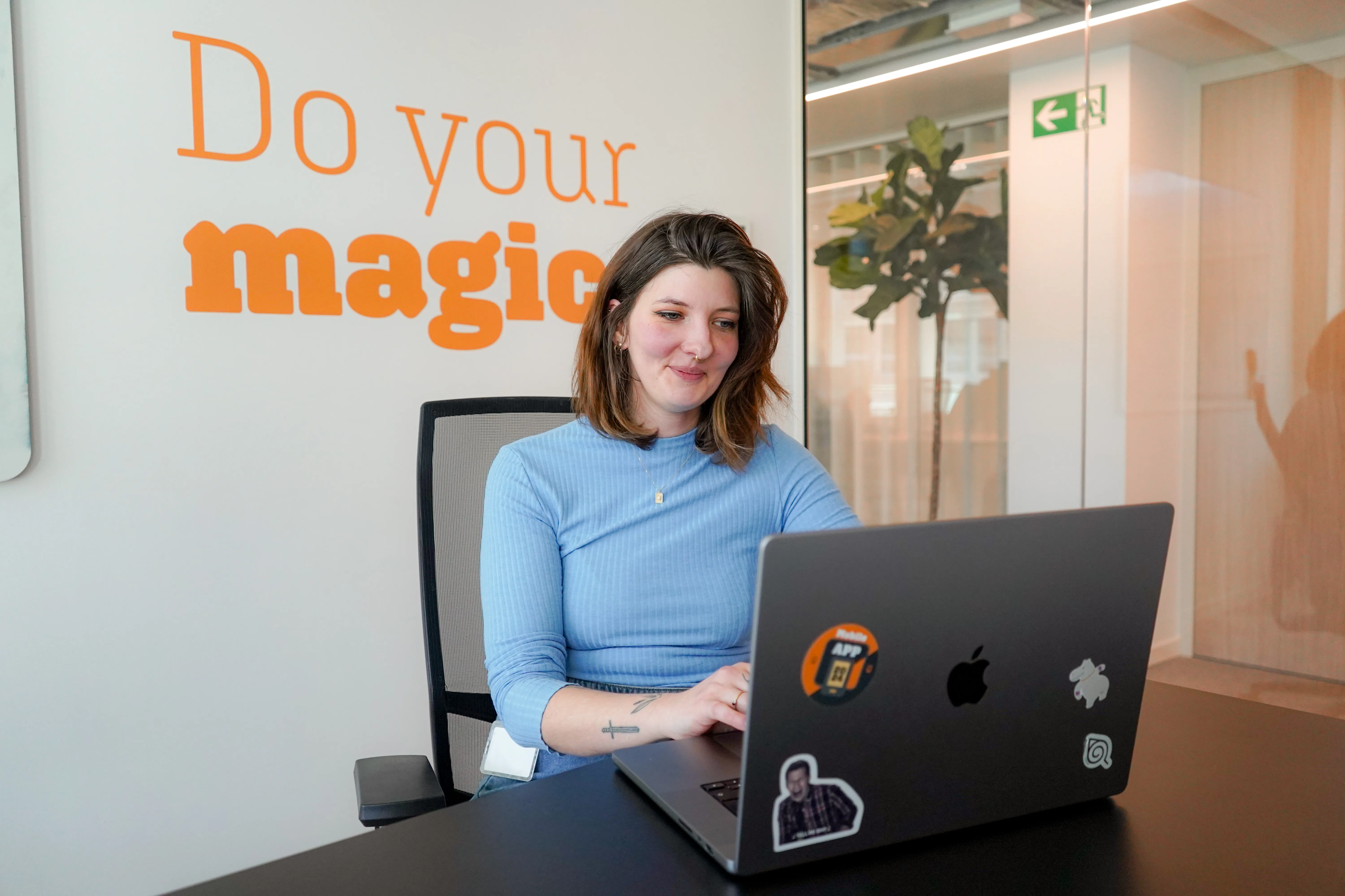 Collaboratrice à vélo devant le bureau Monizze