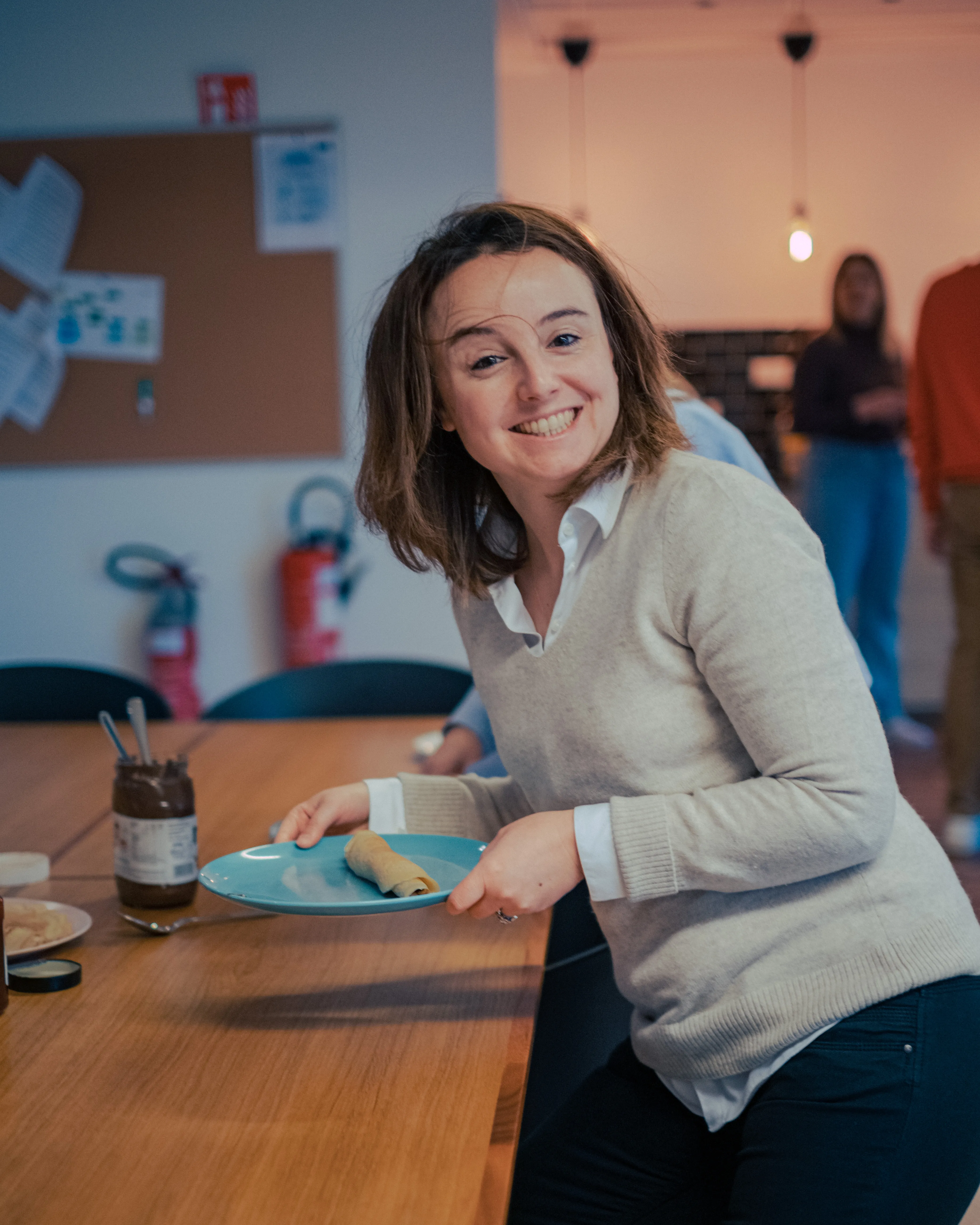 Homme avec raquette de padel et gourde sur un court extérieur