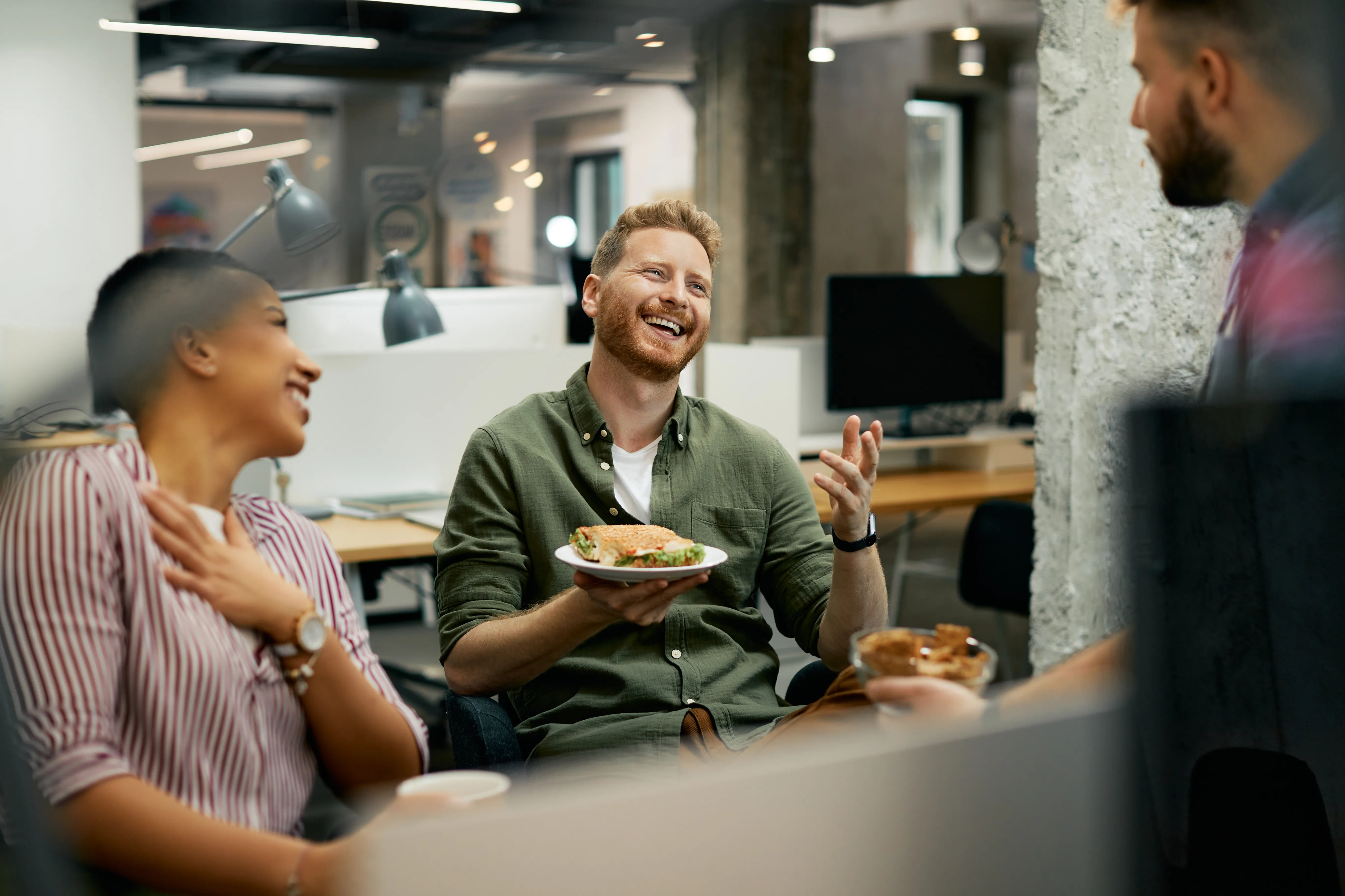 Collegues profitant d'un repas ensemble au bureau