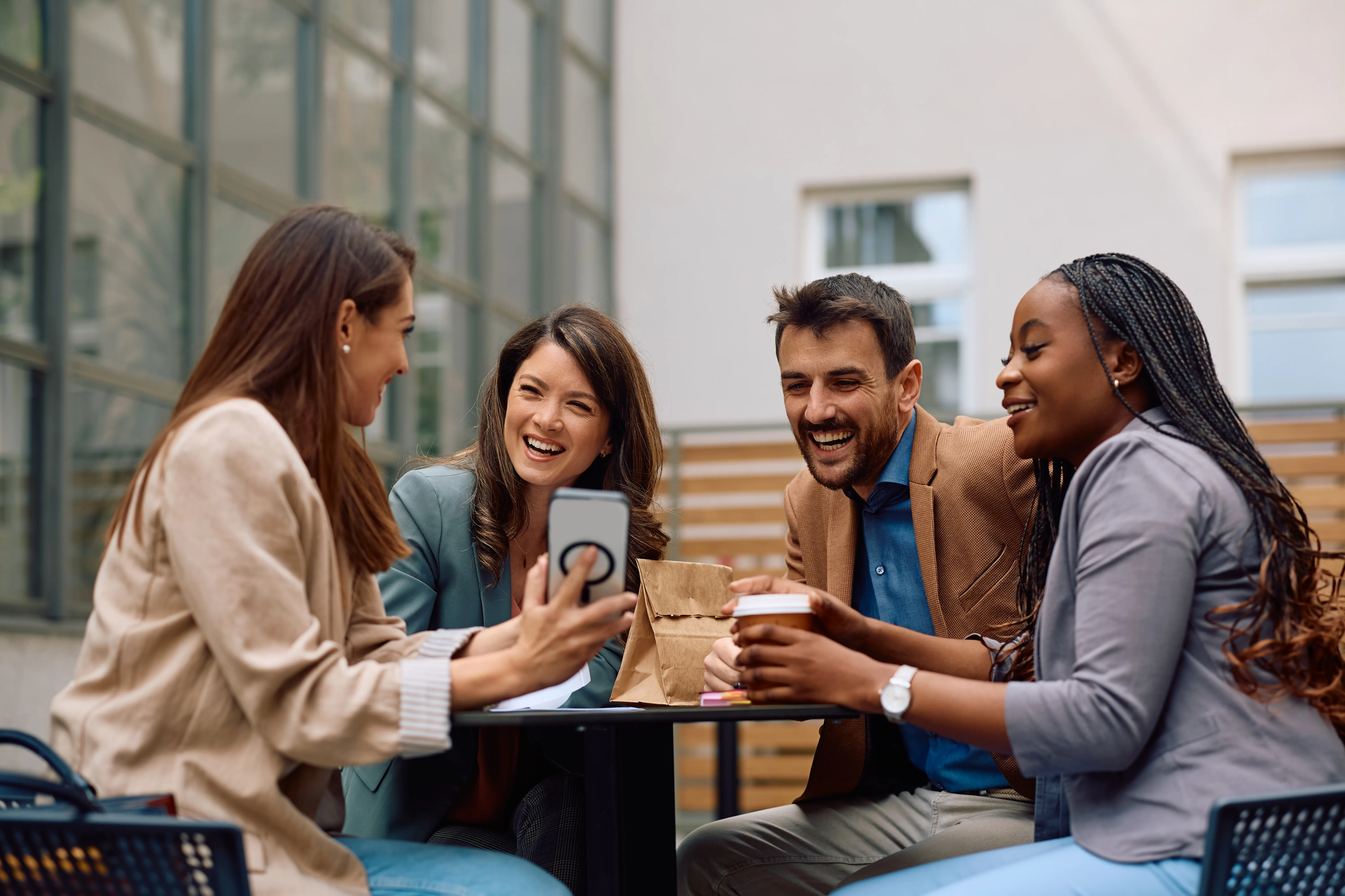 Collègues qui profitent de leurs avantages Dealzz