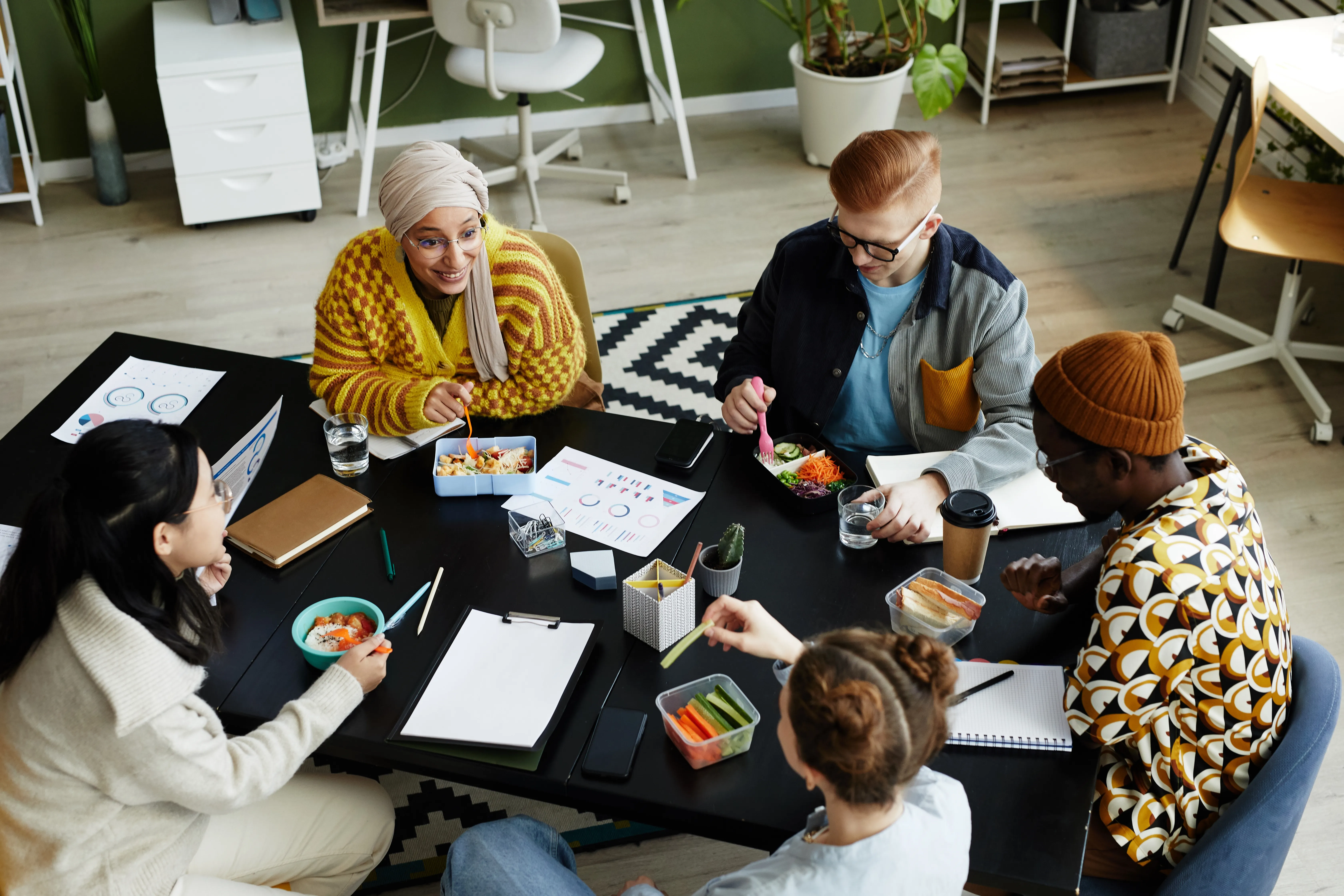 Équipe diverse qui déjeune ensemble au bureau