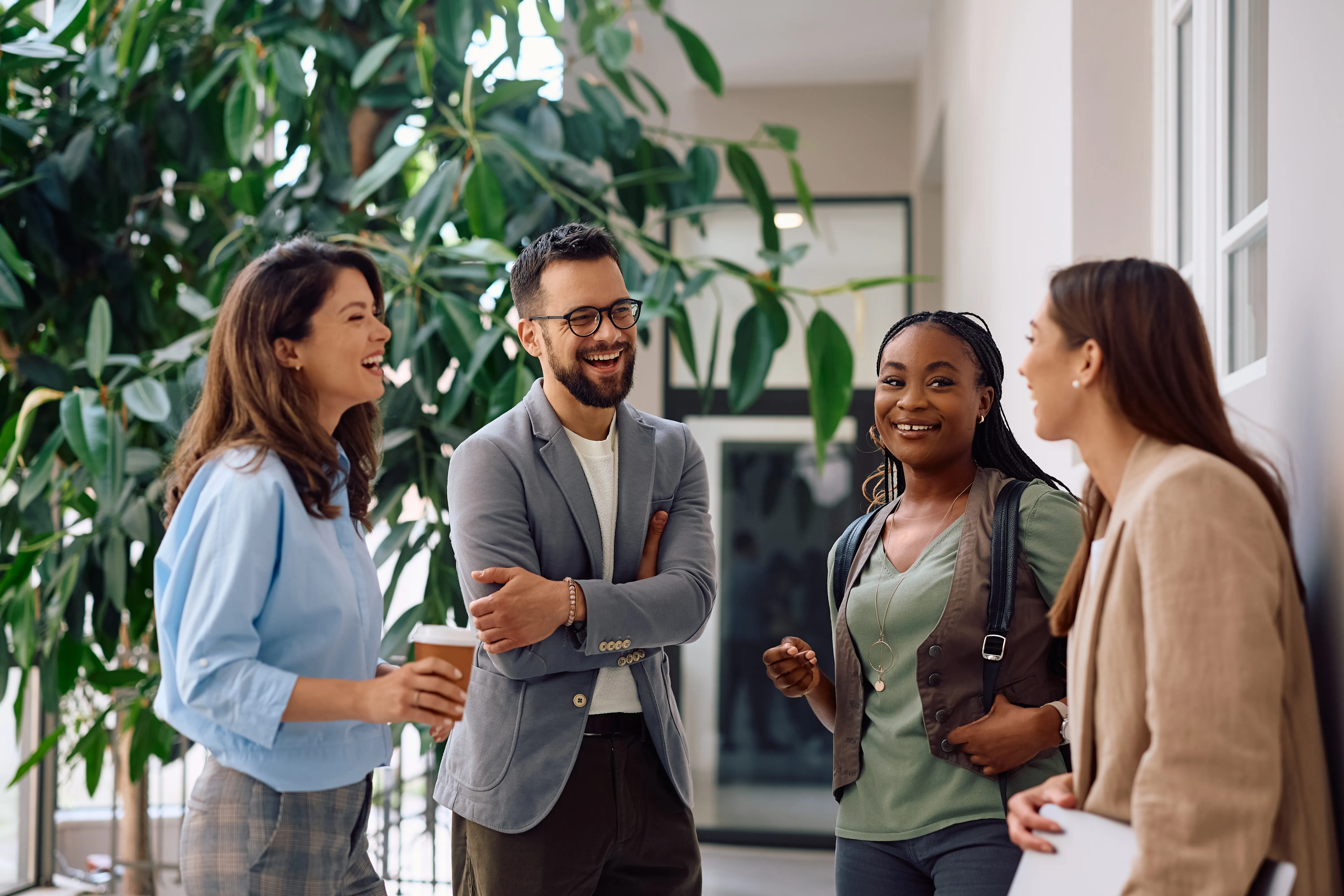 Equipe discutant dans le couloir du bureau