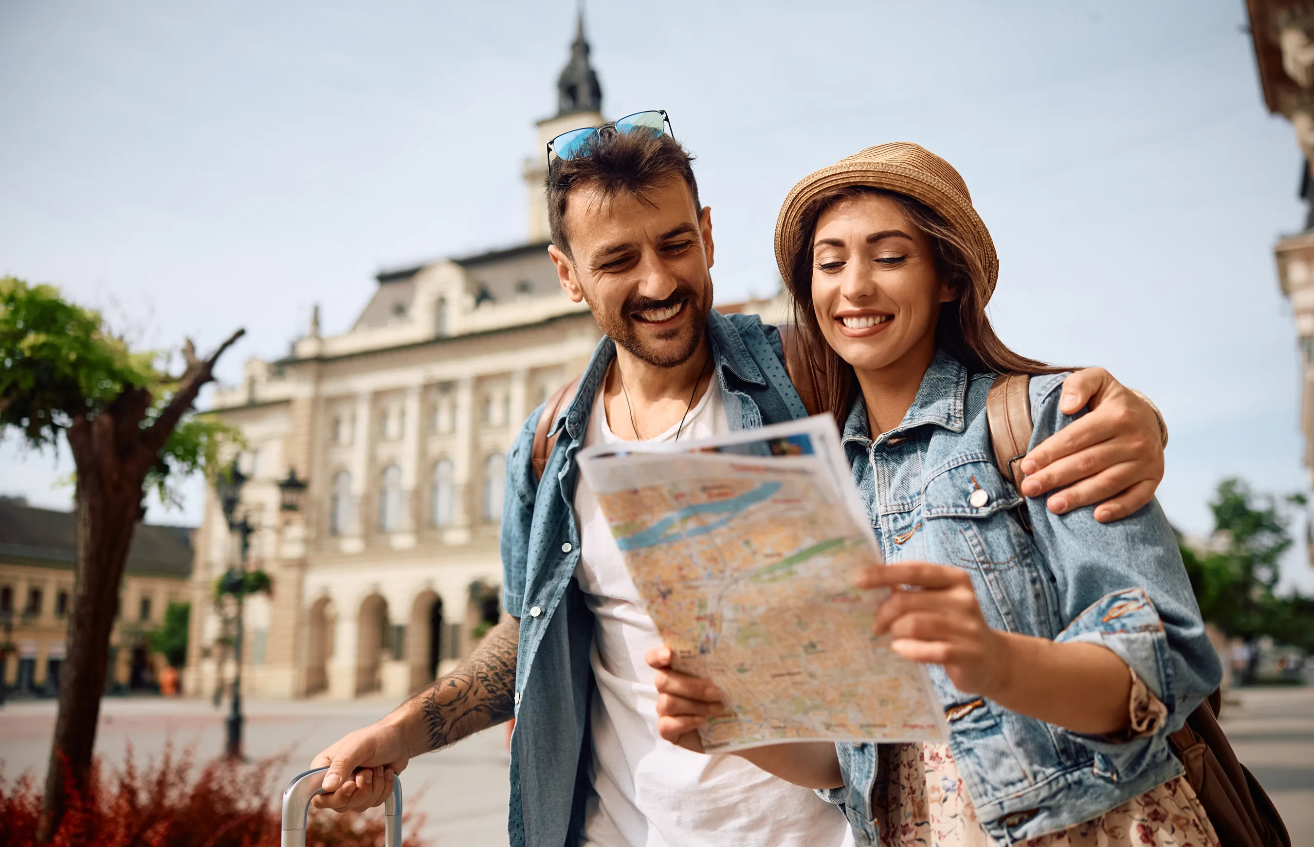 Couple heureux decouvrant une ville avec une carte