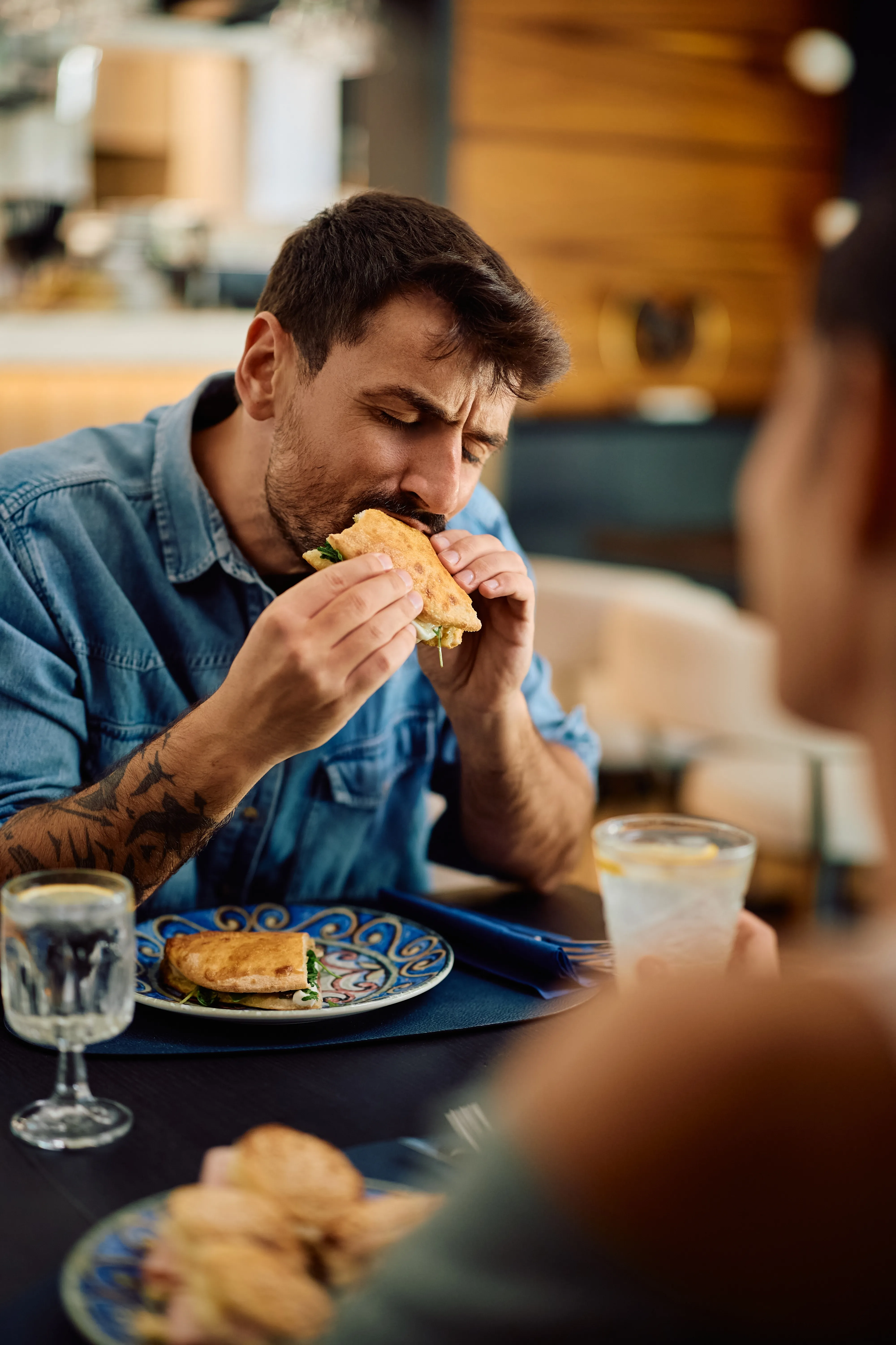 Indépendant savourant un sandwich au restaurant pendant sa pause déjeuner
