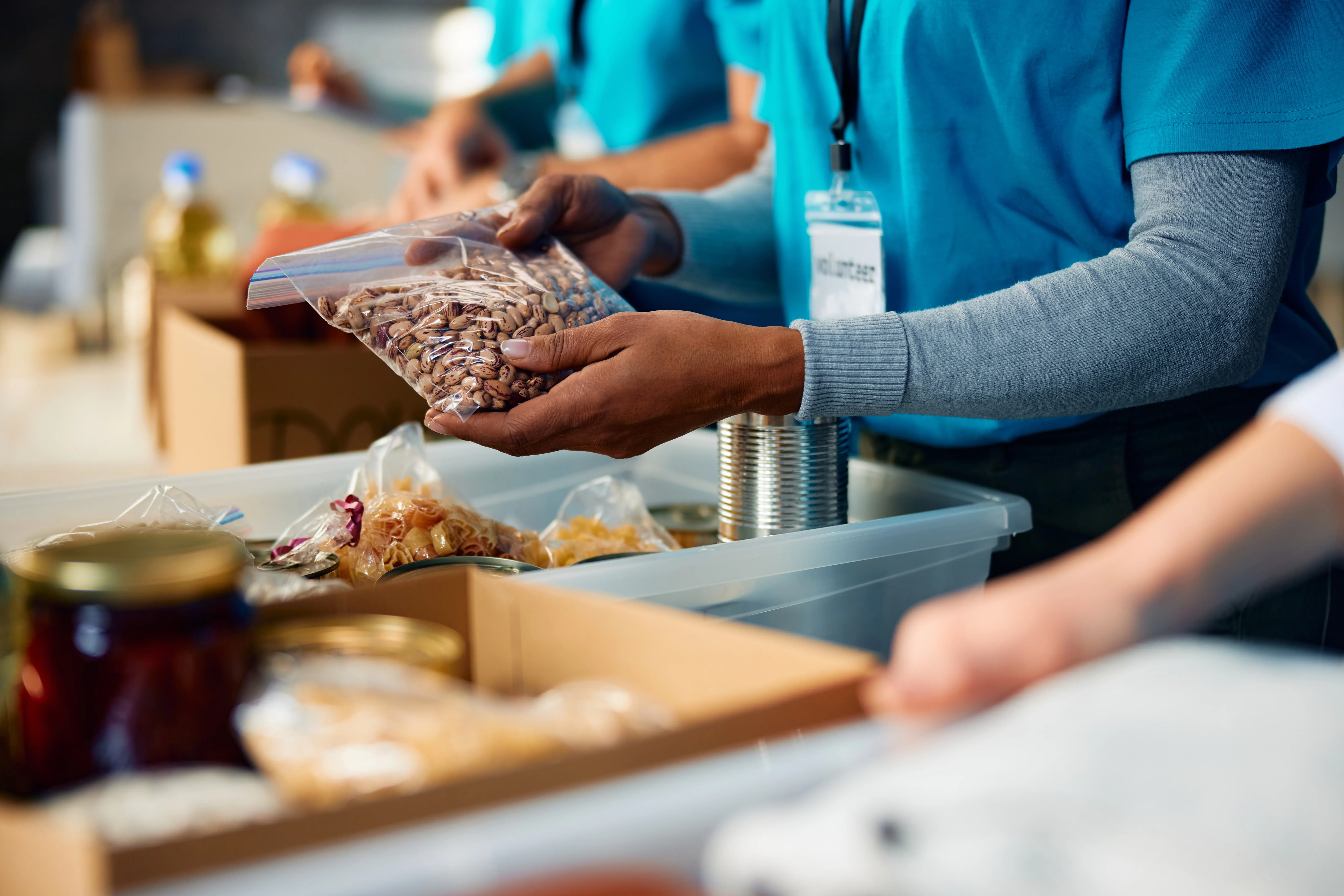 Bénévoles triant des dons alimentaires
